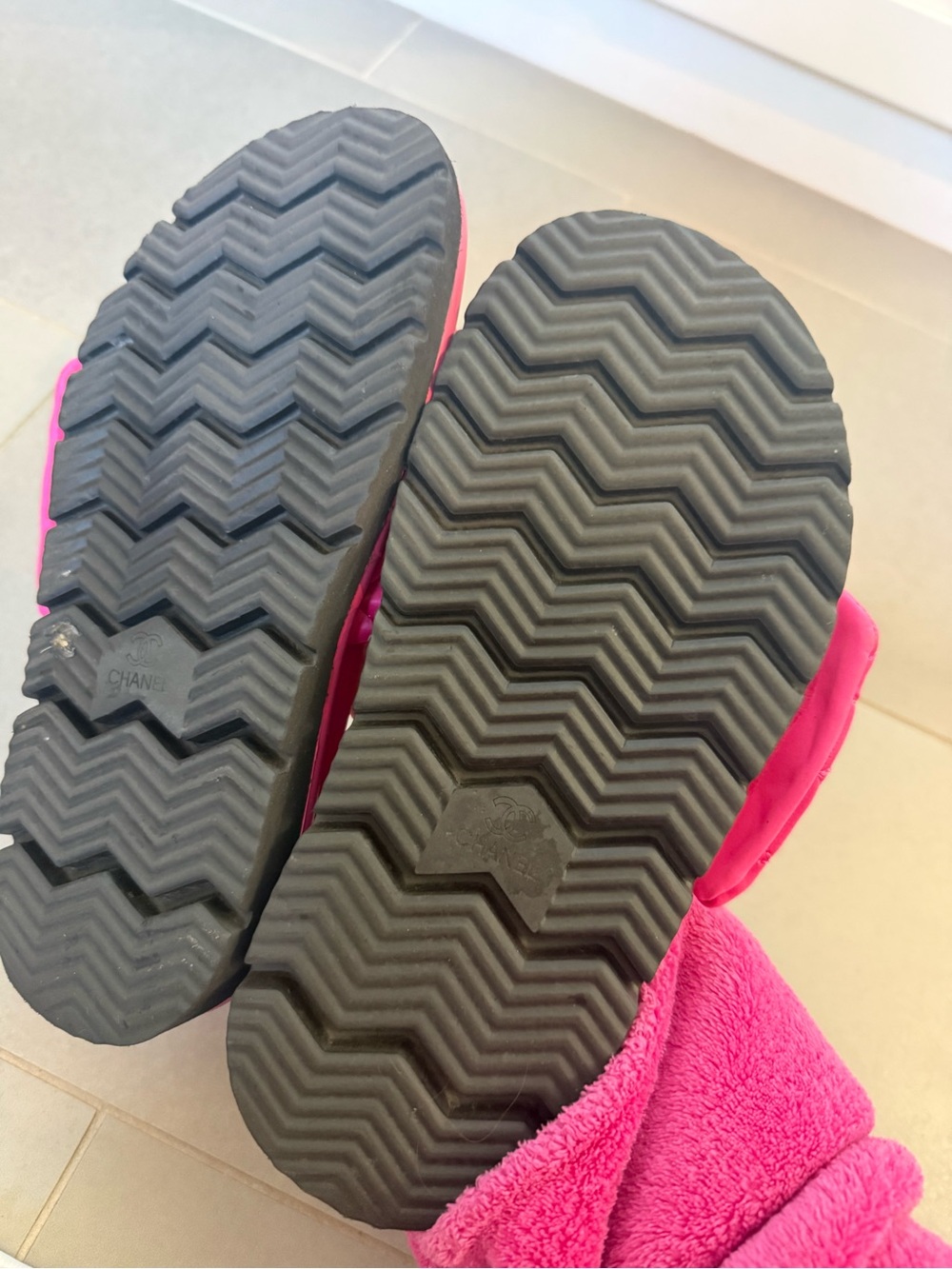 Hot pink slide sandals - Picture 3 of 3